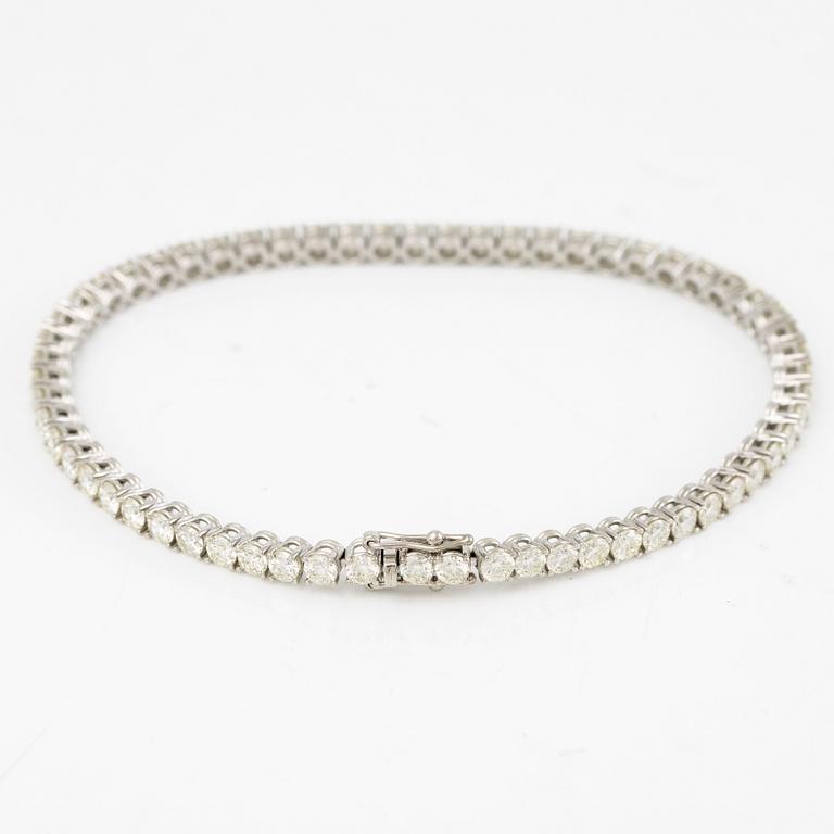 Tennis bracelet with brilliant-cut diamonds.
