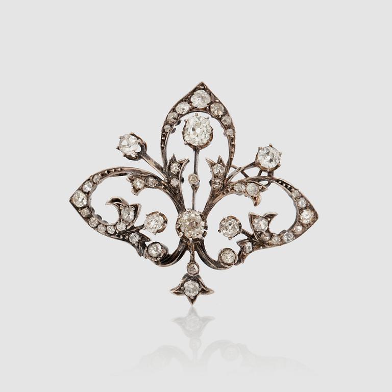 An Edwardian antique-cut diamond brooch.