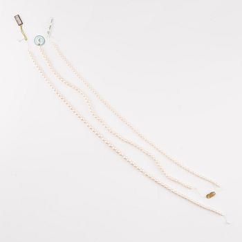 Three necklaces with cultured pearls, without clasps.