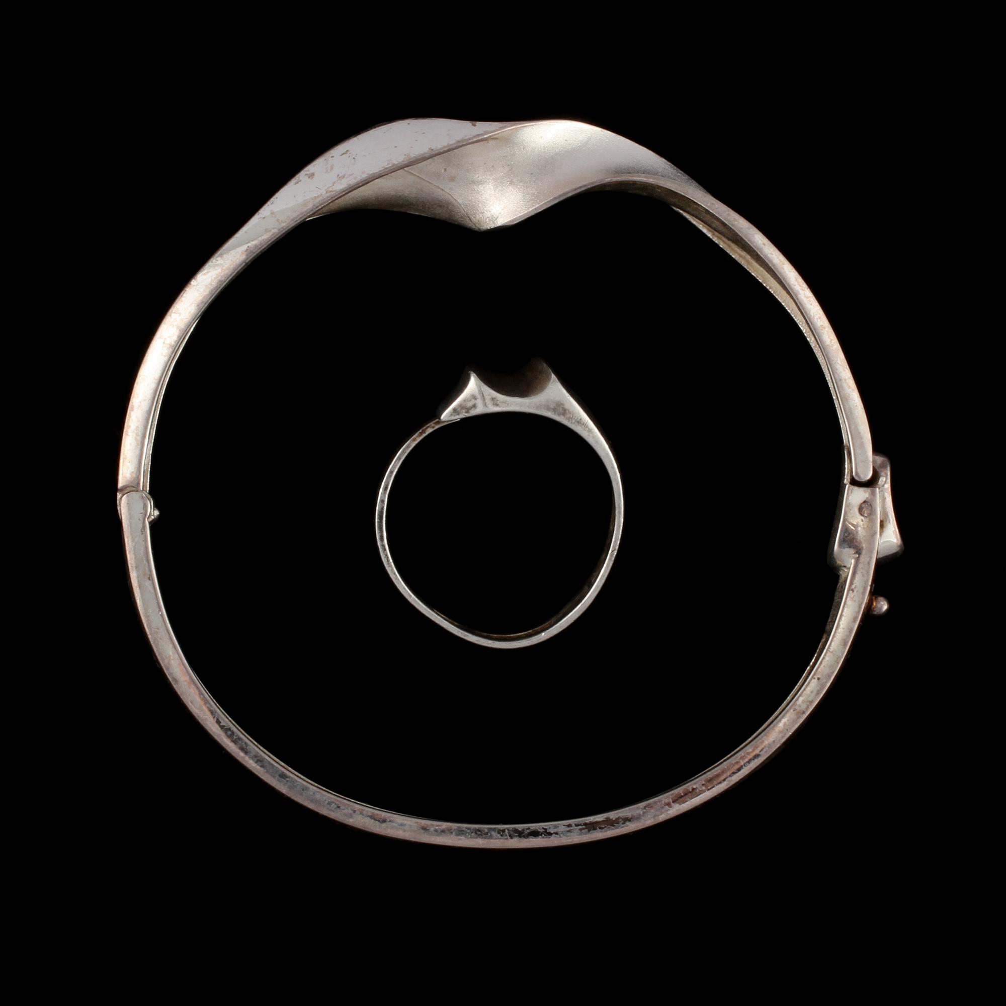 ARMRING SAMT RING, sterlingsilver, Matti Hyväninen, Finland. Vikt 18 g.