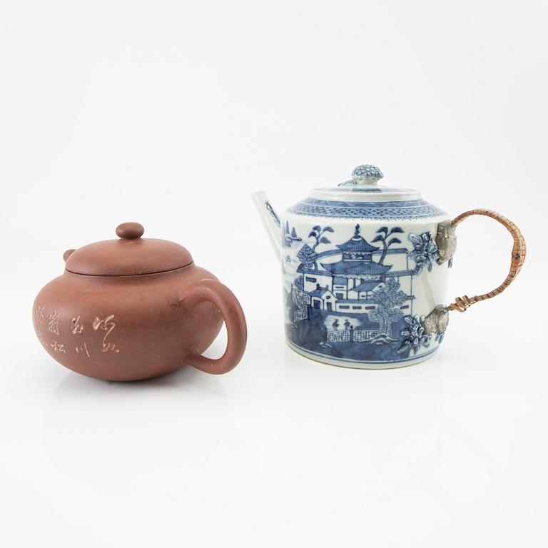 Teapots with lids, two from the Qing Dynasty, and a Yixing teapot from the 20th century, porcelain.