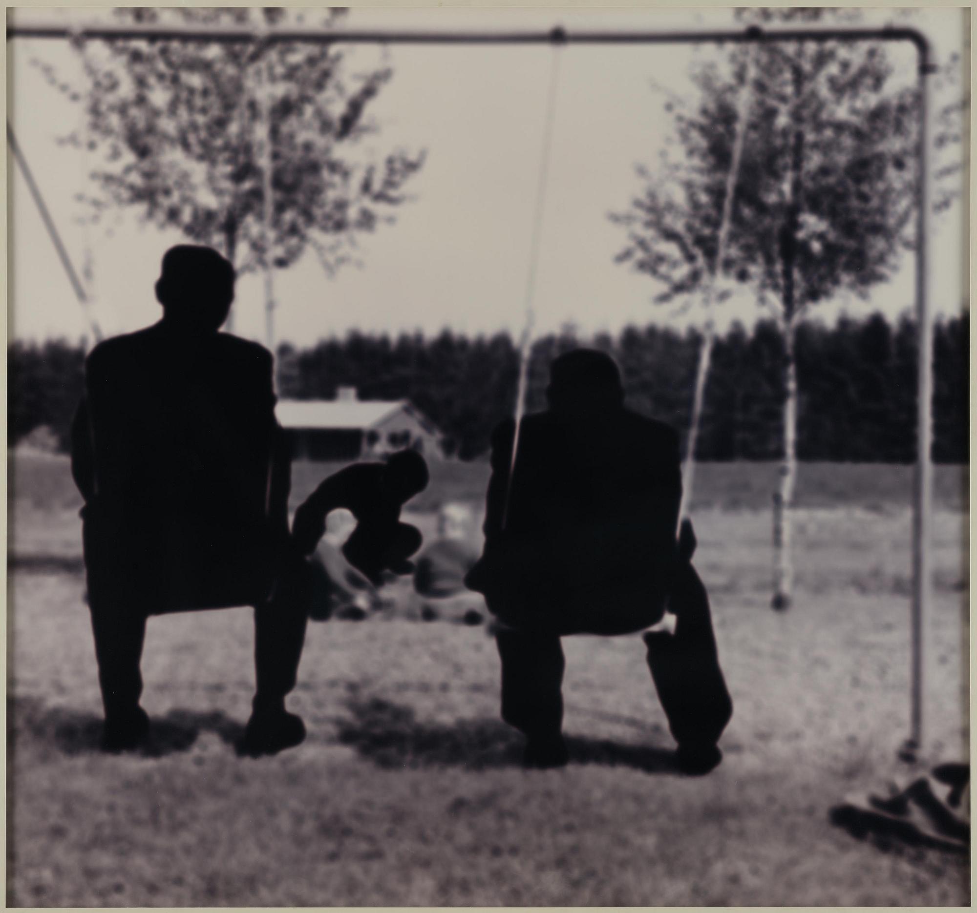 Maria Miesenberger, "Utan titel (Männen i gungan)", 1996.