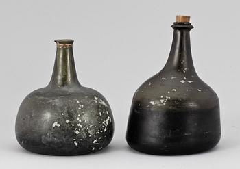 FLASKOR, 2 st, glas, 1700-talets första hälft.