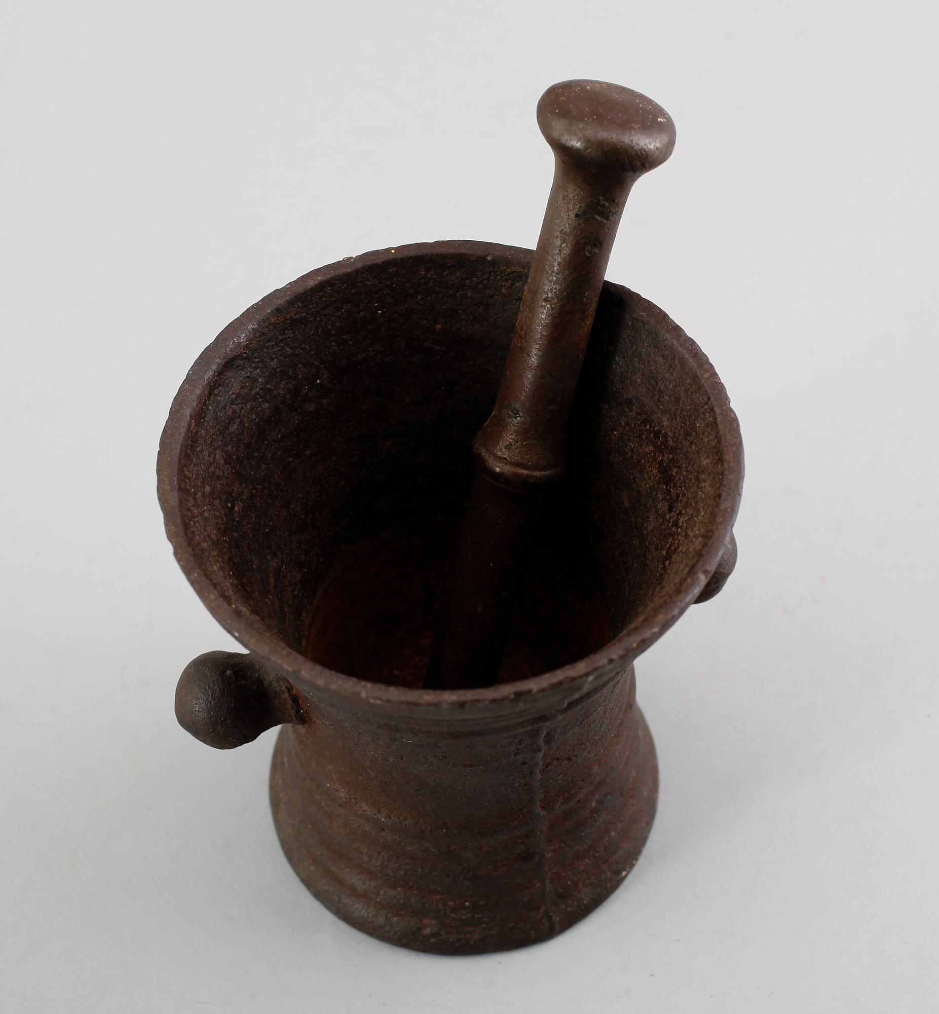 MORTEL MED STÖT, järn, sannolikt 1700-tal.