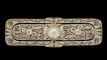 BROSCH, 18 k guld -vitguld med odlad pärla samt gammalslipade diamanter. Vikt ca 8 g.