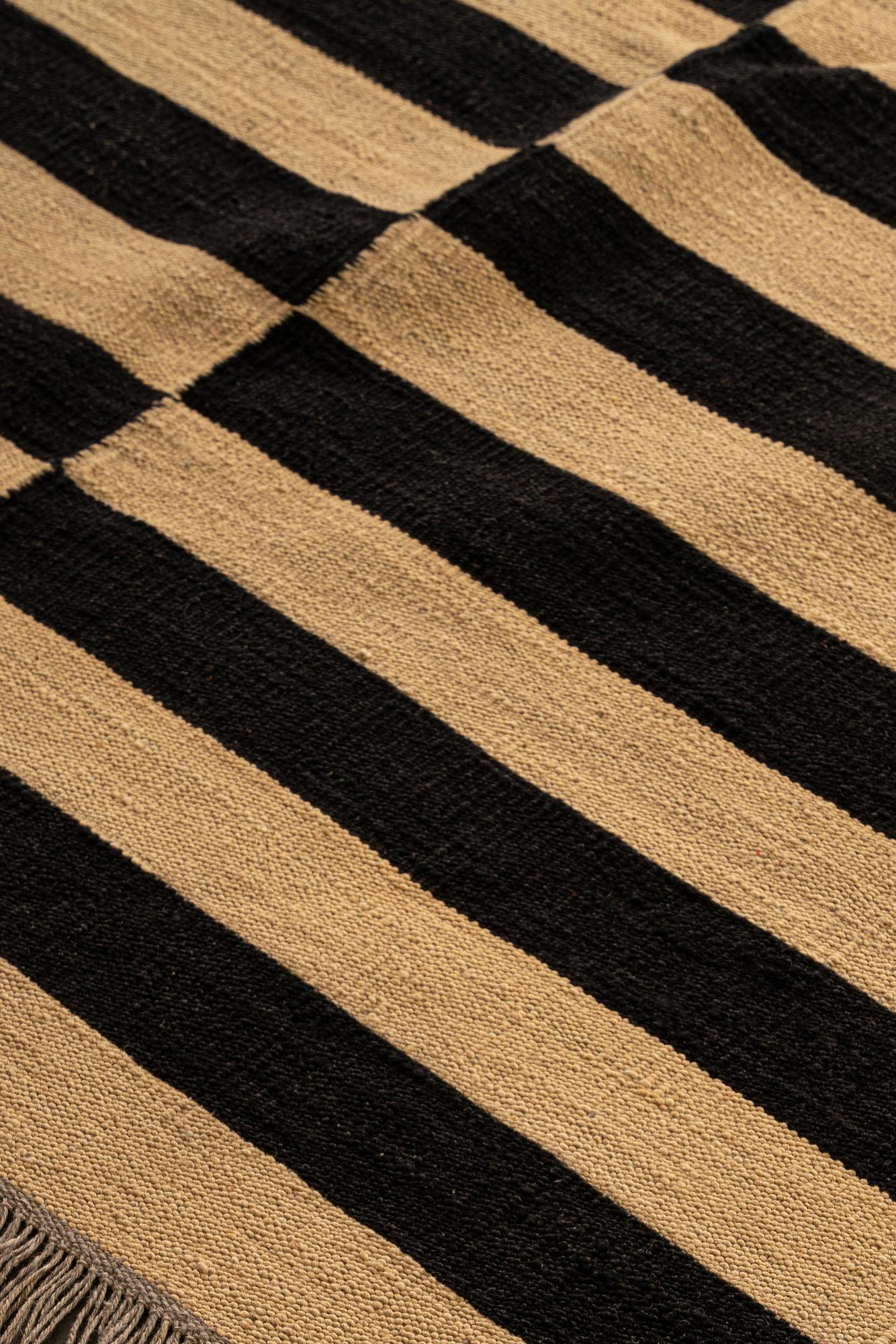 Matta, modern Kelim, ca 300 x 213 cm.