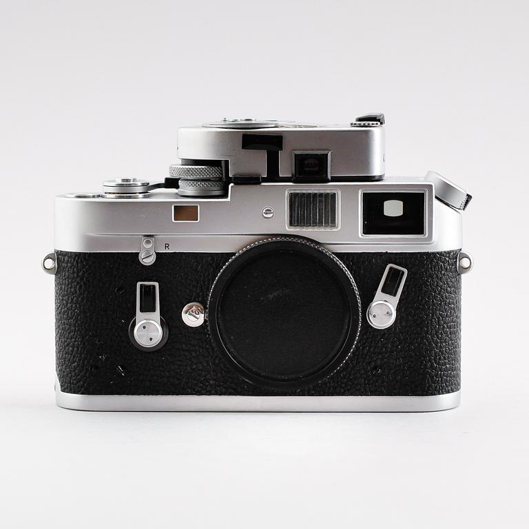 KAMERA samt OBJEKTIV, 1+2, Leica M4 Schwarz Lackiert, nr 1227403, med Leica-Meter, 1969.