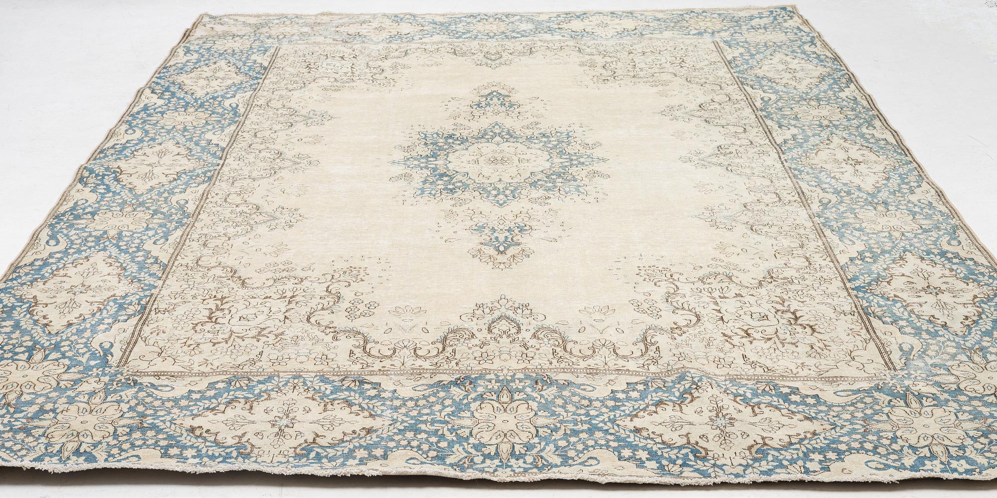A carpet, vintage design, approx. 423 x 300 cm.