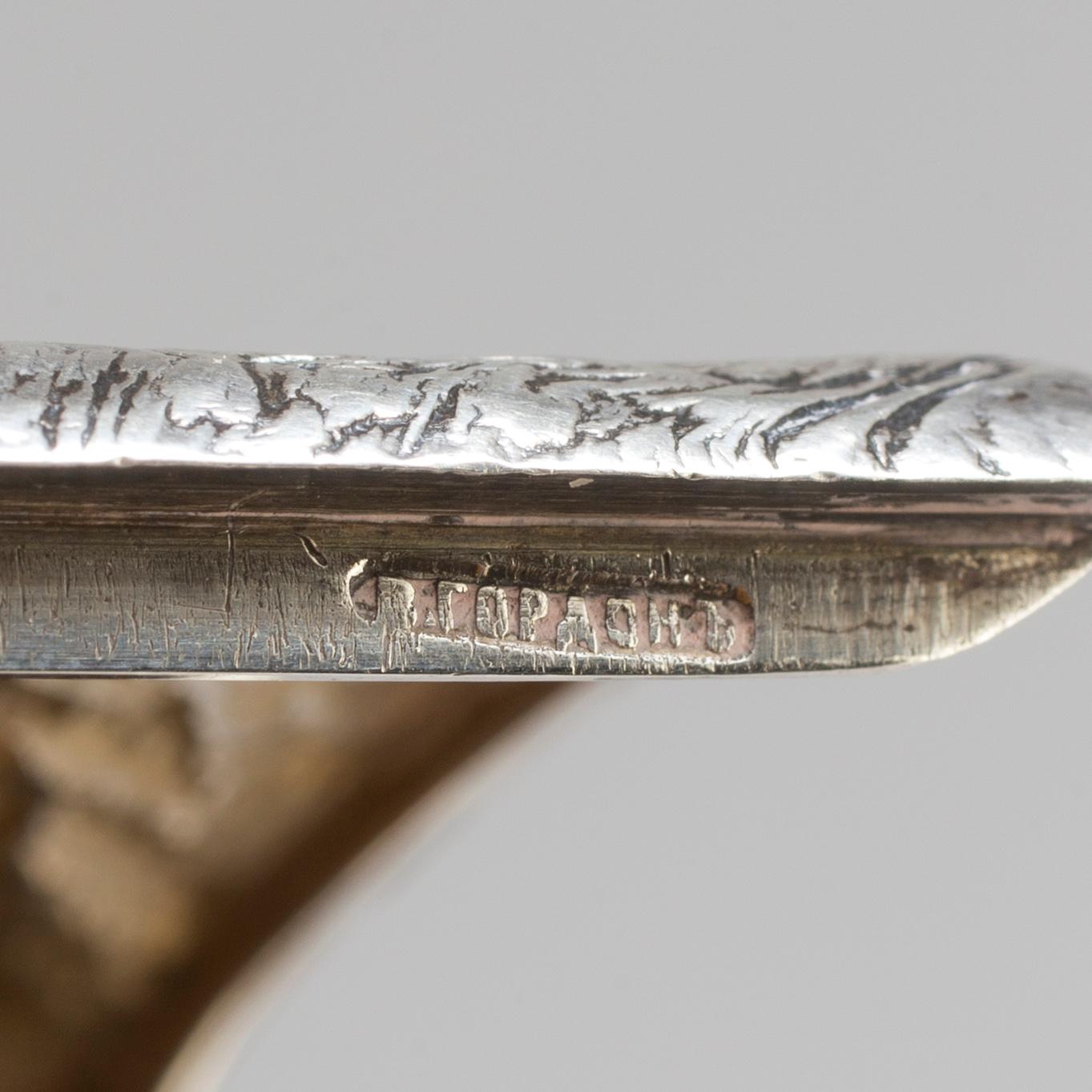 VLADIMIR GORDON, cigarettetui, låghaltigt silver, S:t Petersburg, 1900-talets början.