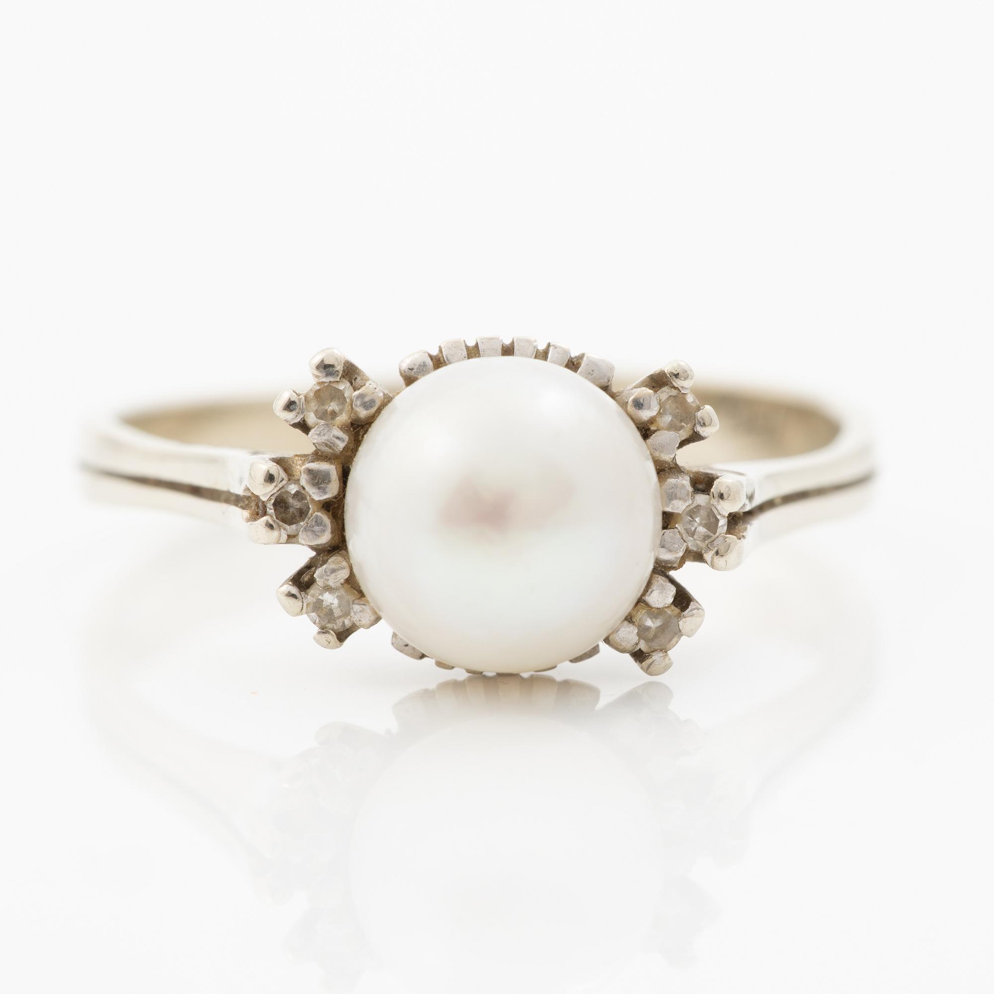 18K white gold ring with a cultured pearl and small diamonds.