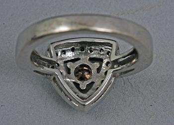 RING, vitguld 18 K med diamanter.