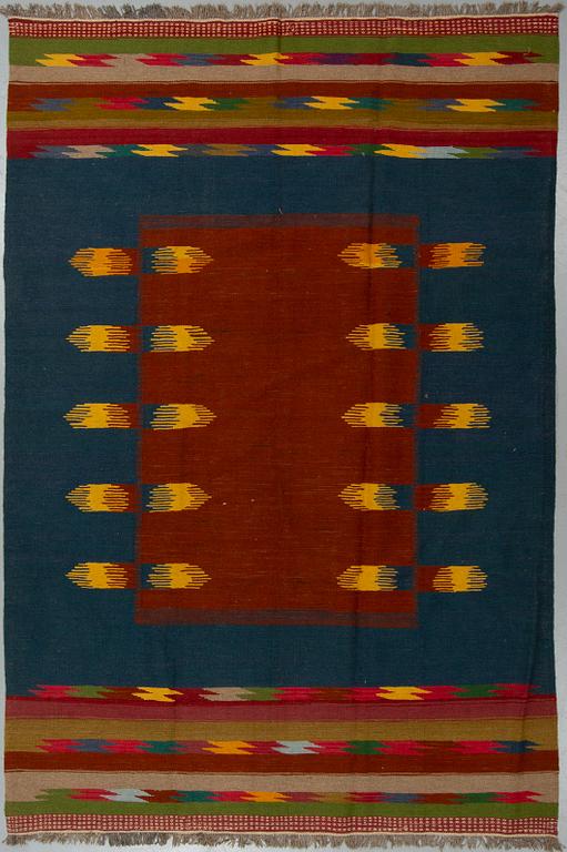 A carpet, Shiraz, ca 297 x 198 cm.