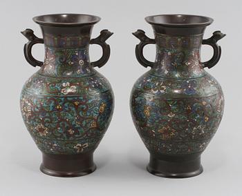 URNOR, ett par, cloisonné, orientaliska, 1900-tal.