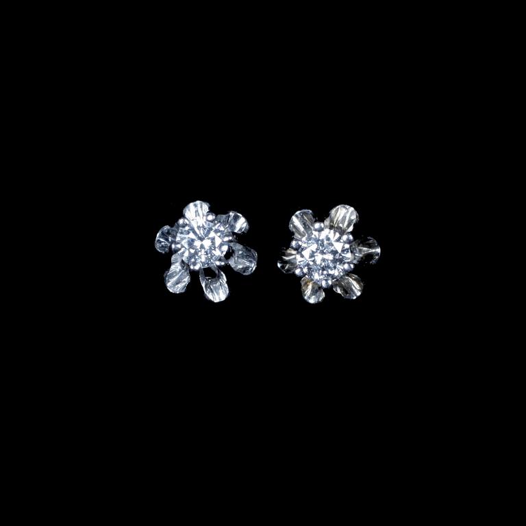 HÄNGE med HALSKEDHA samt ÖRHÄNGEN, ett par, 18k vitguld med briljantslipade diamanter tot ca 0.18 ct. Tot vikt 4,8 g.
