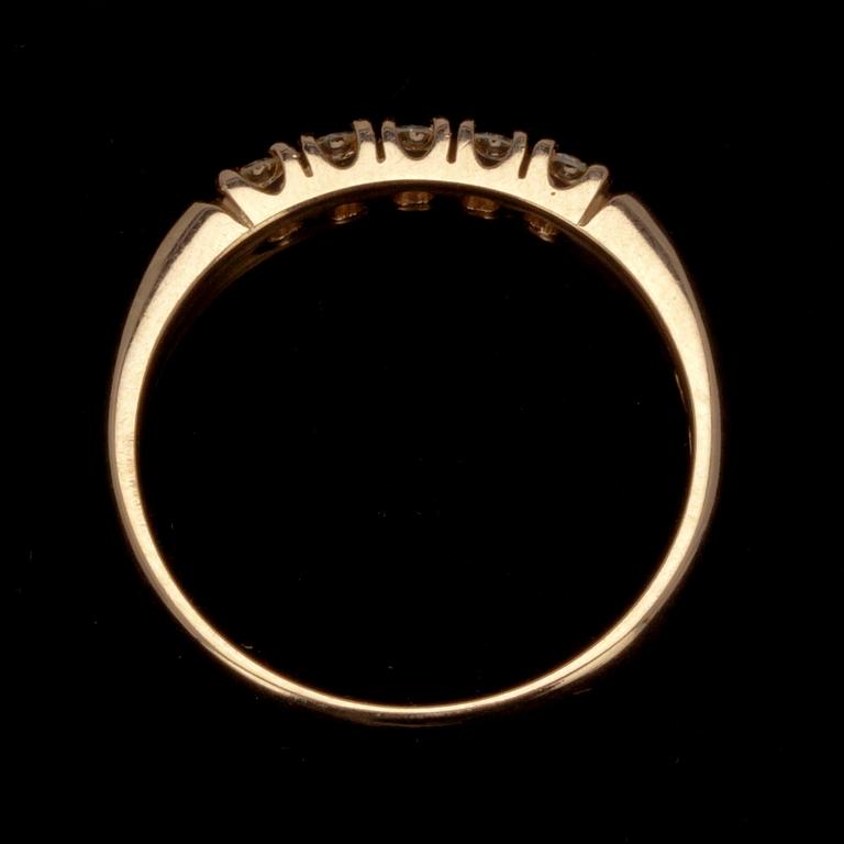 ALLIANSRING, guld 14K, 5 briljantslipade diamanter, J-I/S1 tot. 0,25 ct. Vikt 3,1 g.