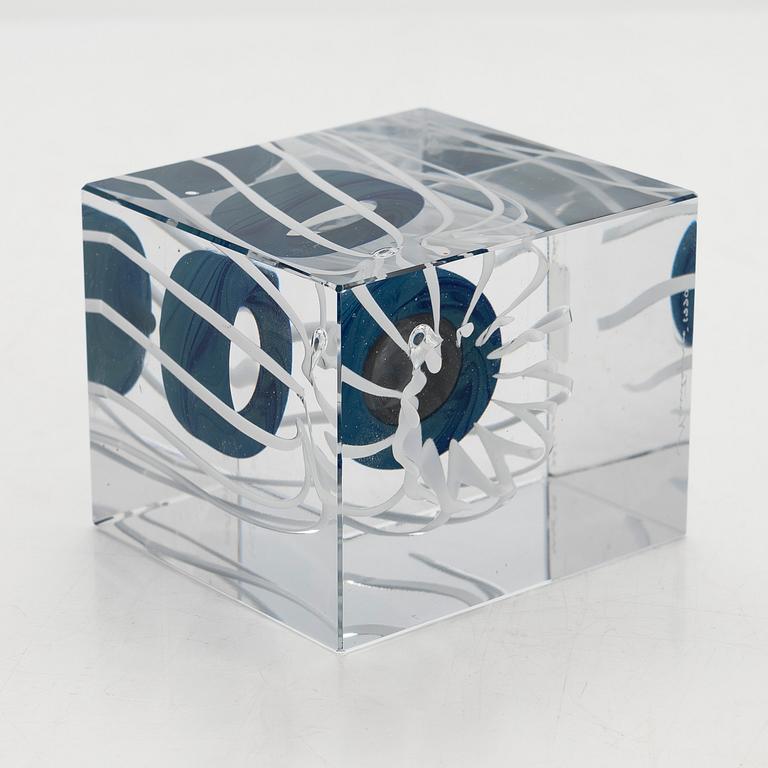 Oiva Toikka, An annual cube, signed Oiva Toikka Nuutajärvi 1990 and numbered 26/2000.