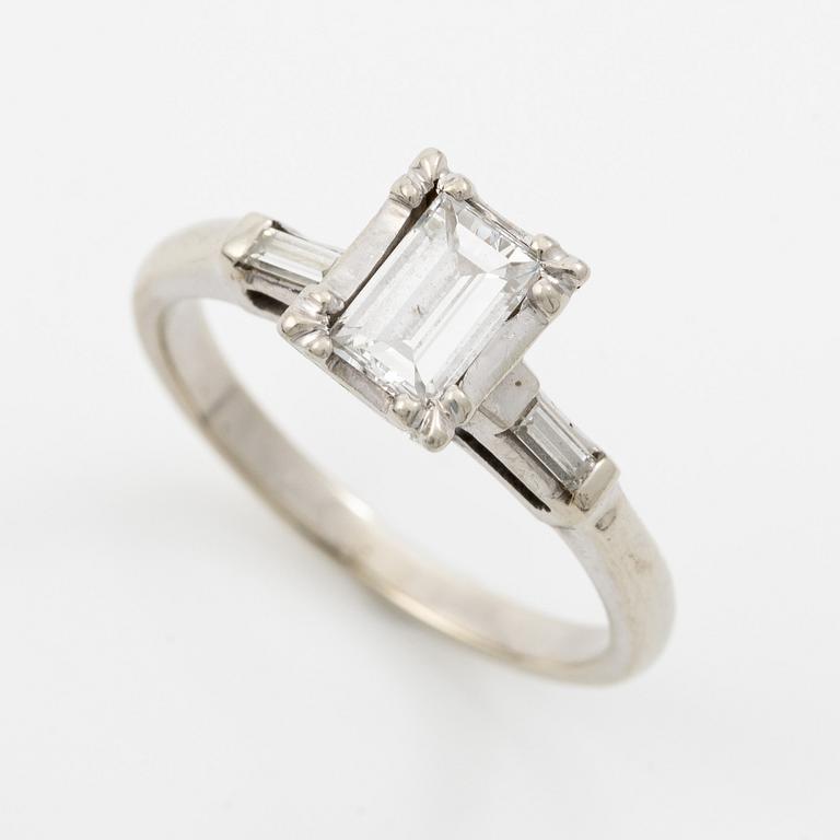 Ring 14K white gold with baguette-cut diamond.