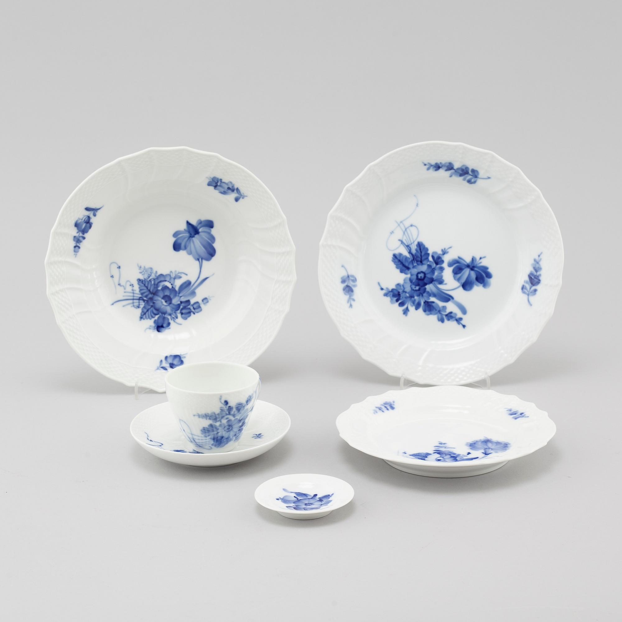 71 pieces of table ware, "Blå Blomst" by Royal Copenhagen.