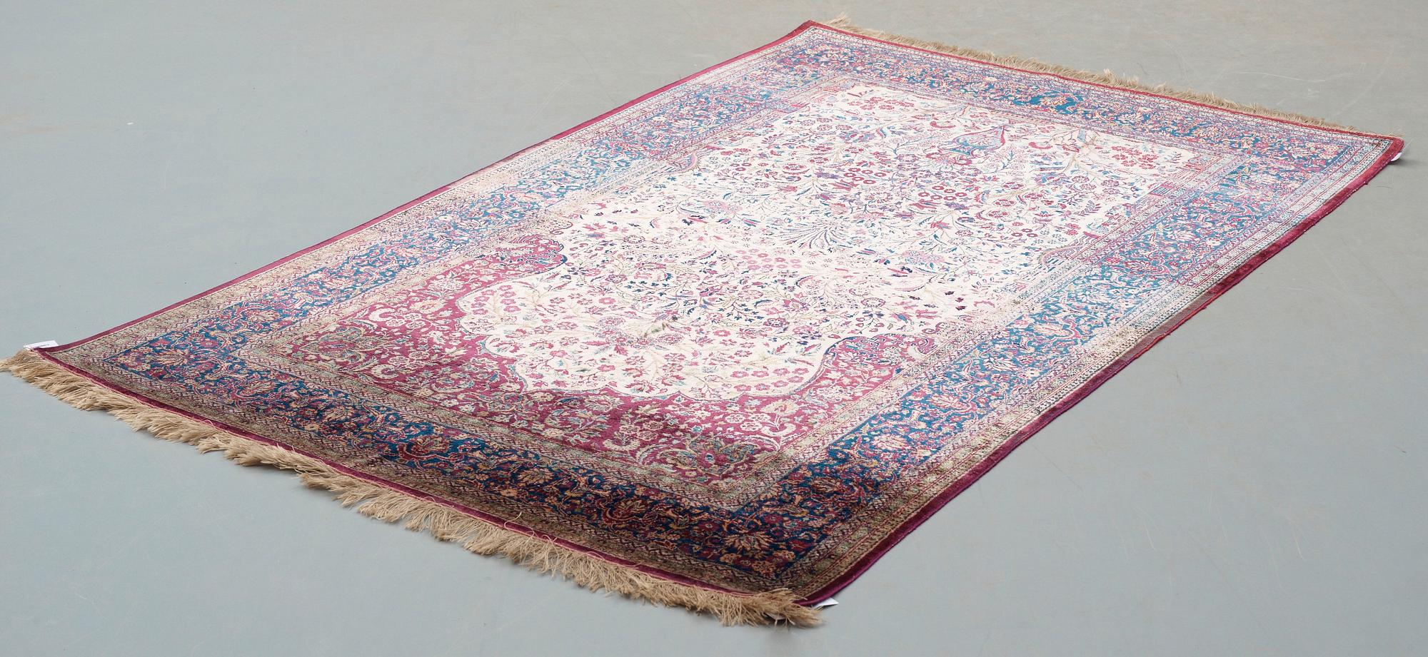 SEMI-ANTIQUE SILK KASHAN. 204,5 x 130 cm.