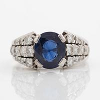 Ring 18K white gold with sapphire and brilliant-cut diamonds.