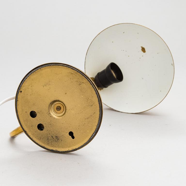 A mid 20th century '2433' table lamp for Valinte.