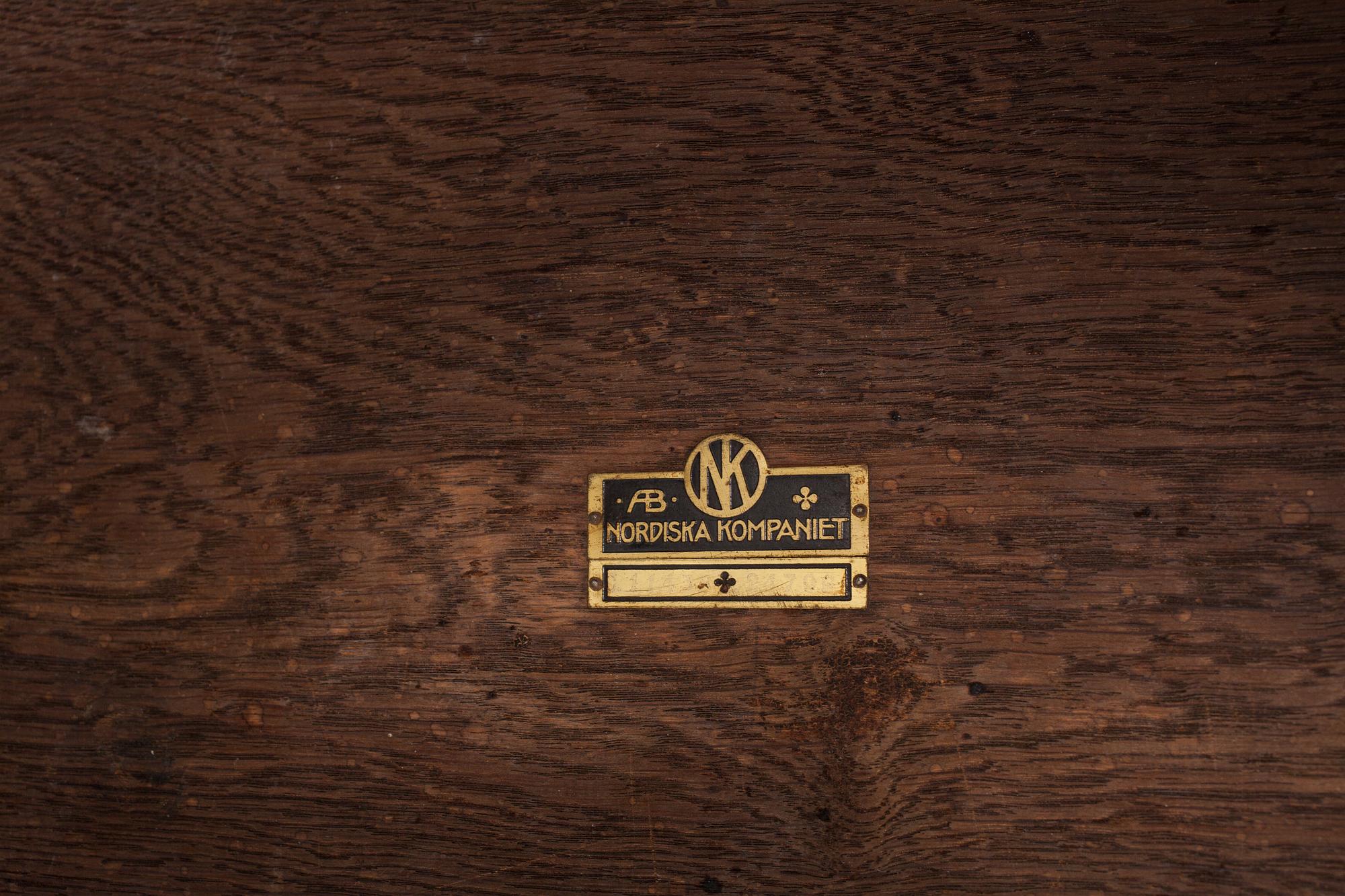 BORD, rokokostil. Brickmärkt NK, 1918.