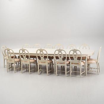 Matbord med 18 stolar, gustaviansk stil. 1900-talets andra hälft.