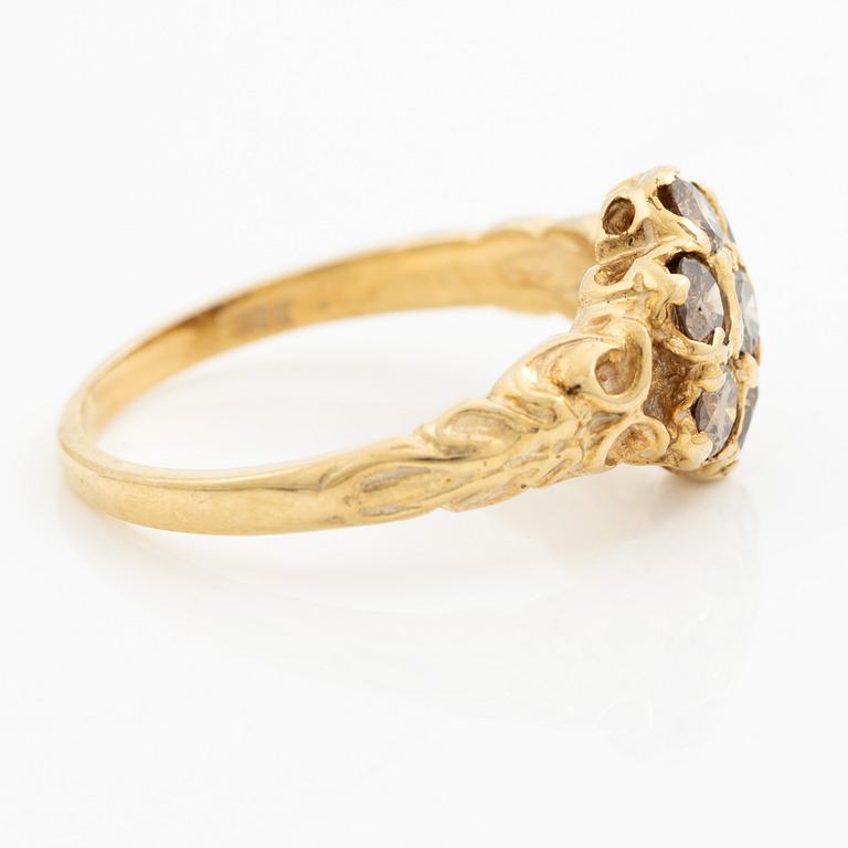 Ring, 18K gold with brown-tinted brilliant-cut diamonds.