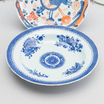 TALLRIKAR, 5 st, porslin, Kina mestadels Qianlong (1736-95).