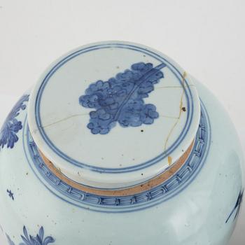 Urnor med lock, ett par, porslin, Kina, Qingdynastin, 1800-tal.