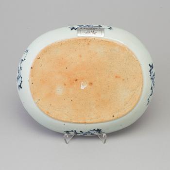 A blue and white export porcelain serving dish, Qing dynasty, Qianlong (1736-95).