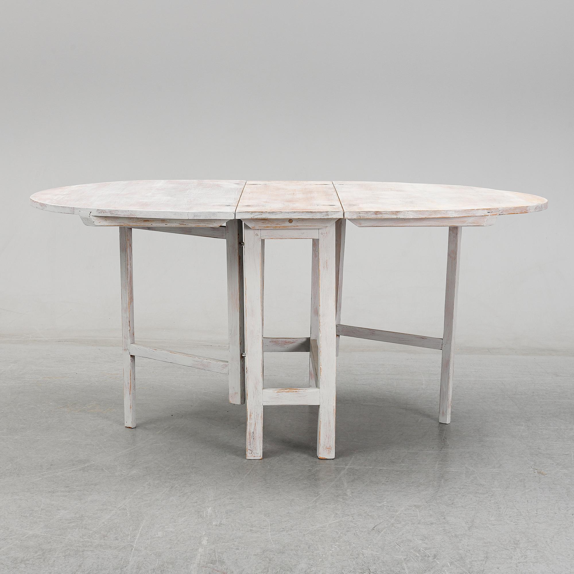 A painted pine gate-leg table, 19th Century.