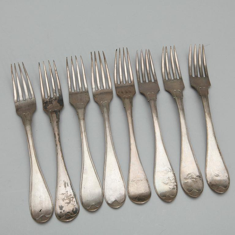 GAFFLAR, 8 stycken snarlika, silver, olika mästare Sverige, 1800-talets första hälft. Total vikt ca 500 gram.