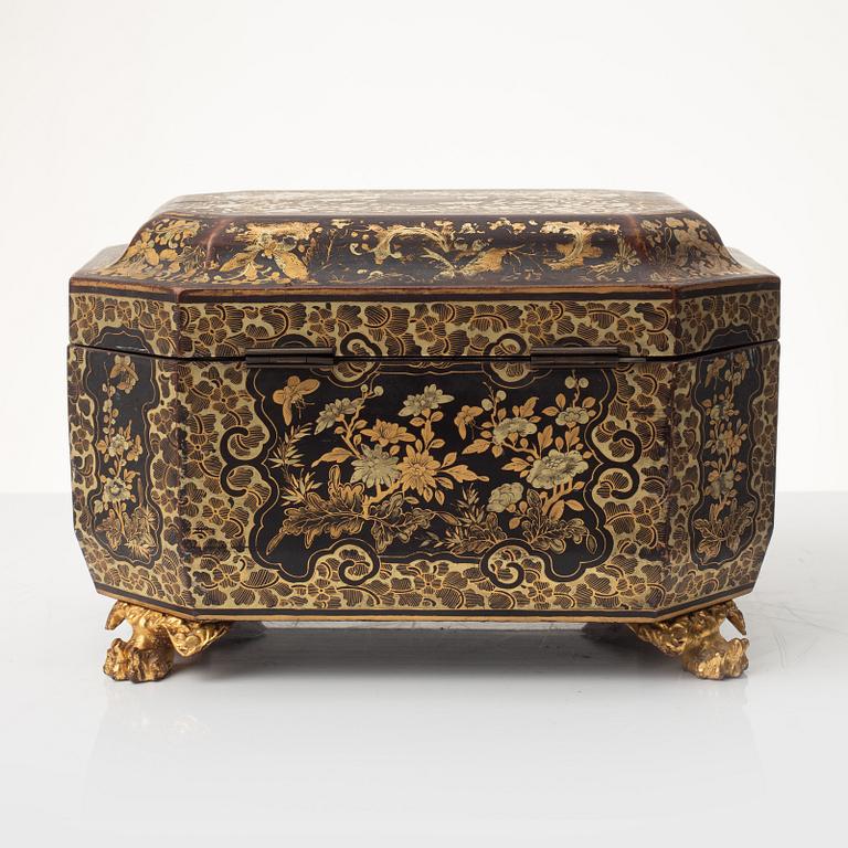 A lacquered box, China, 19th century.