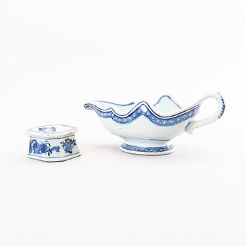 A Chinese Qianlong porcelin saucer and salter.