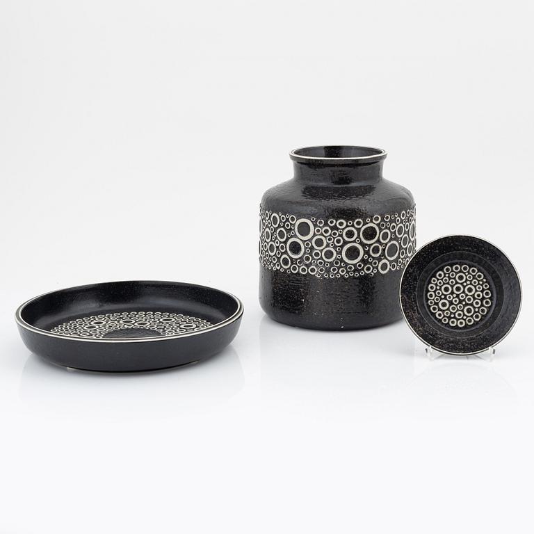 Britt-Louise Sundell, vas samt två fat, stengods, Gustavsberg, 1960/70-tal.