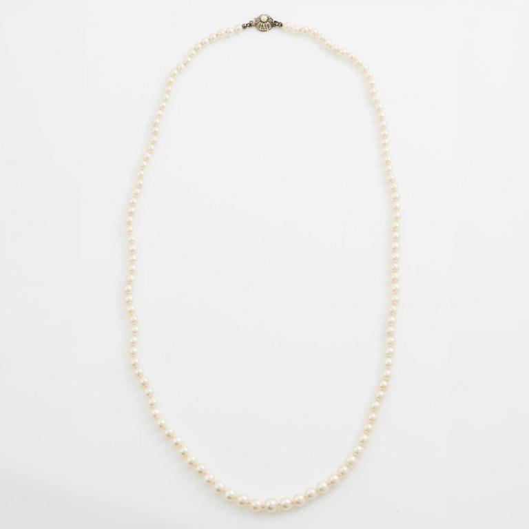 Necklace with graduated cultured pearls, clasp 18K gold.