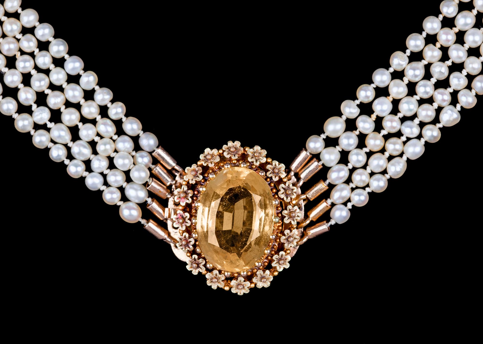 A 5-strand natural pearl necklace, app. 3 mm.