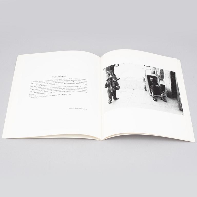 Tiofoto, 2 böcker samt 4 kataloger, några med dedikation.