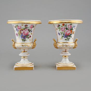 URNOR, ett par, porslin, empire-stil, 1900-talets första hälft.