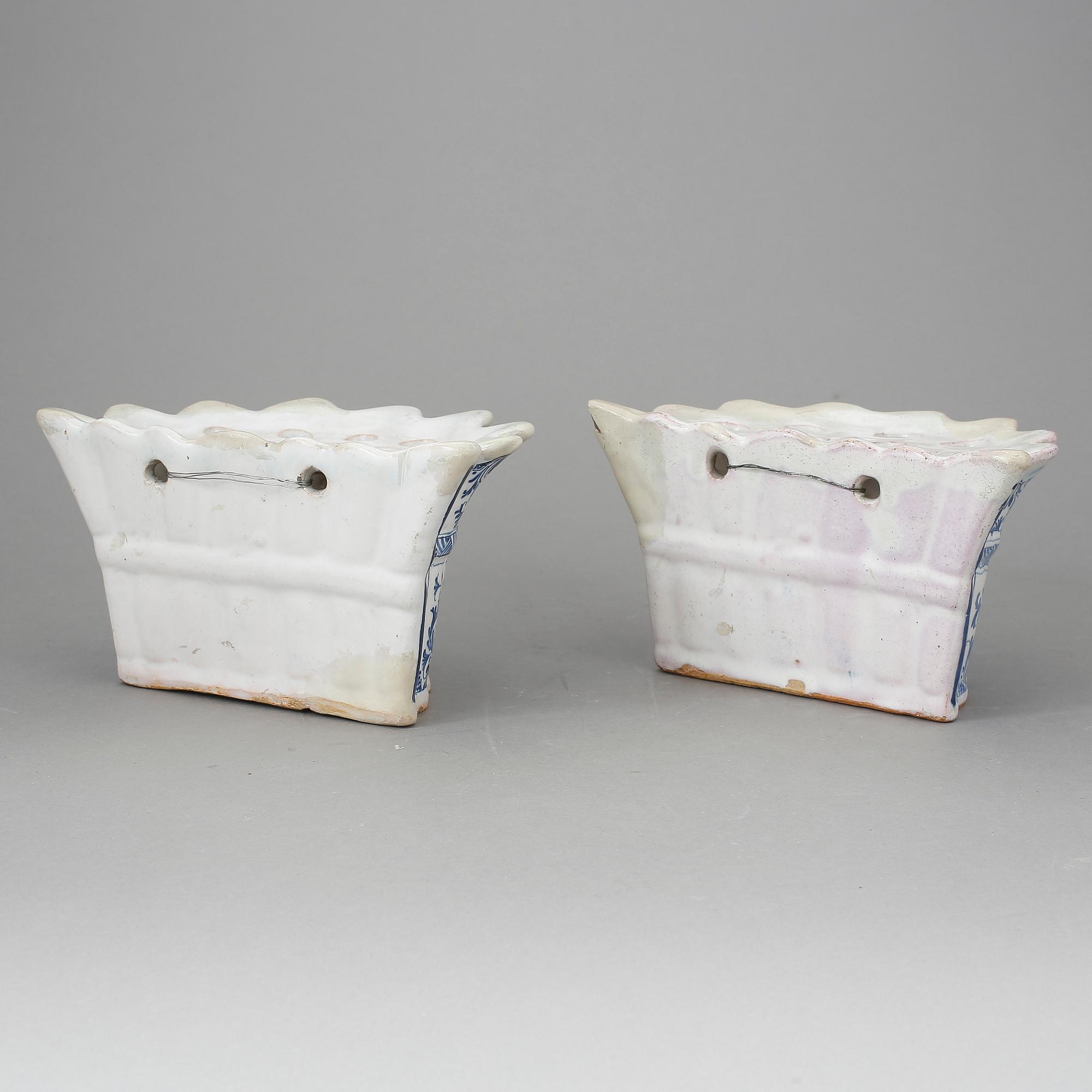 VÄGGVASER, ett par, fajans. Sannolikt Delft, Holland. Troligen 1800-tal.