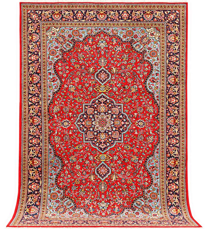 A Kashan carpet, c. 324 x 213 cm.