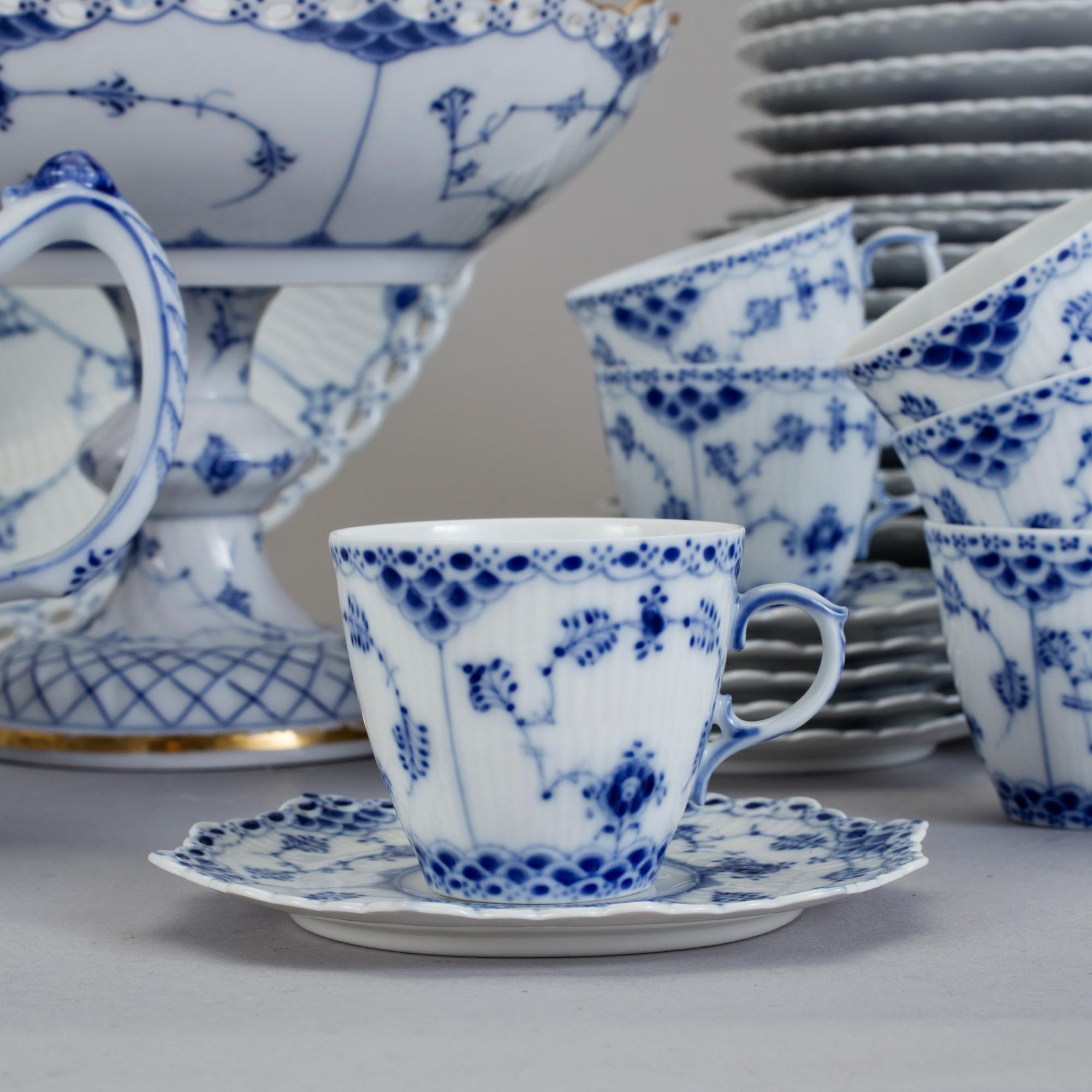 SERVISDELAR, 33 stycken, porslin, "Musselmalet", Royal Copenhagen.