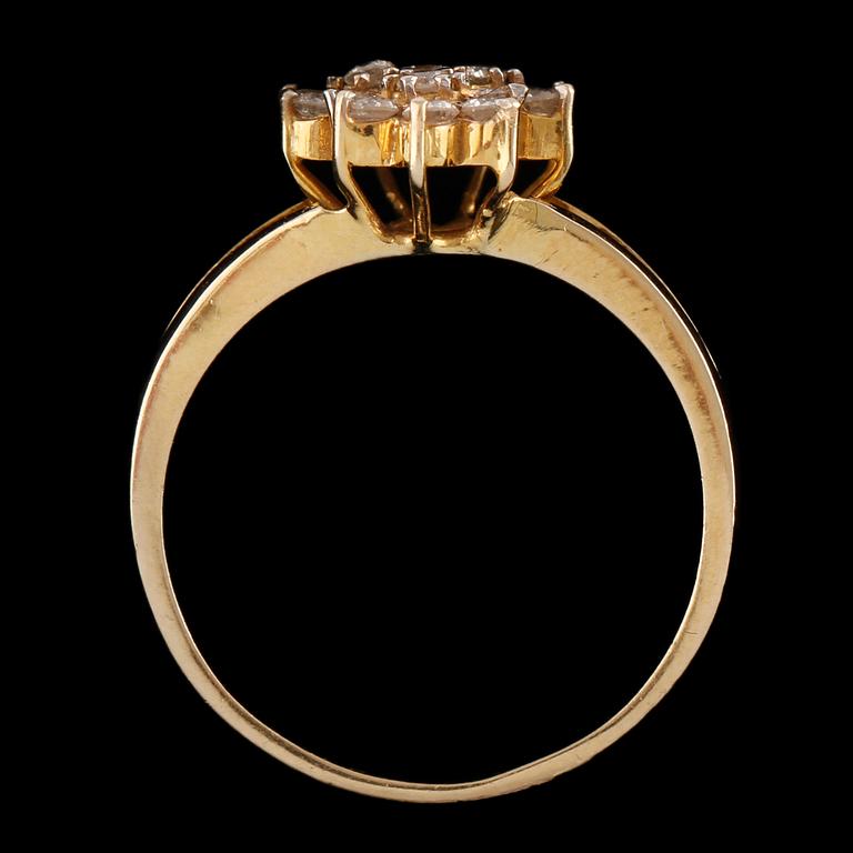 RING, 14k guld med 16 briljantslipade diamanter tot ca 0.32 ct. Vikt 3 g.
