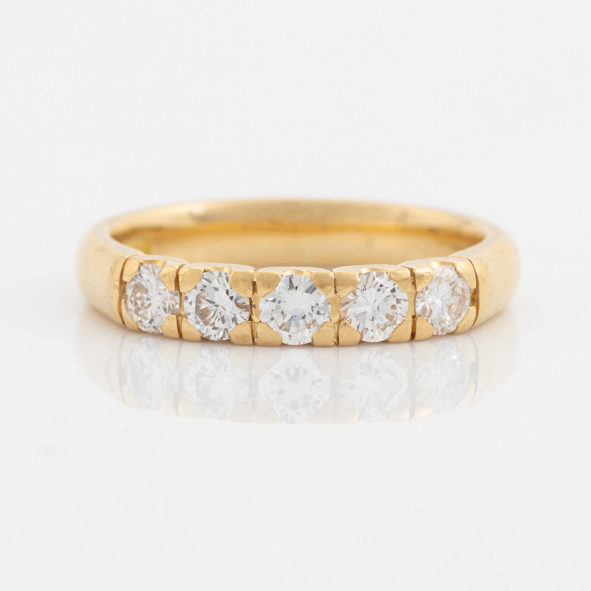 An Engelbert ring in 18K gold set with round brilliant-cut diamonds.