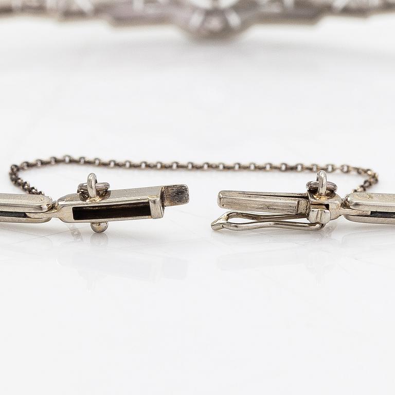 An 18K white gold bracelet with diamonds ca. 0.20 ct in total. A.R.Weckman, Helsinki 1939.