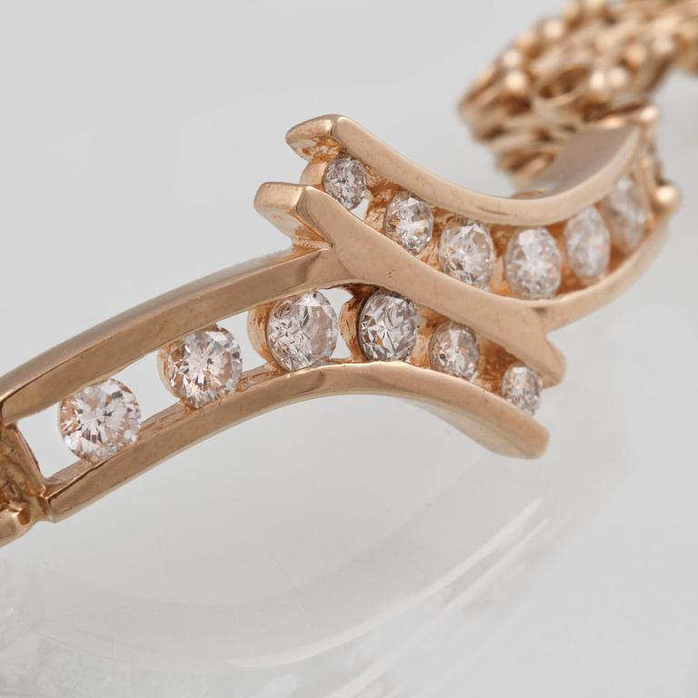 ARMBAND, 18K guld med 10 briljantslipade diamanter ca 2.00 ct. Vikt 11,4 gram.