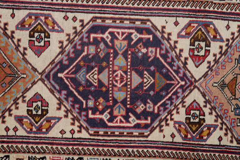 A runner carpet, Sarab, approx. 302 x 76 cm.
