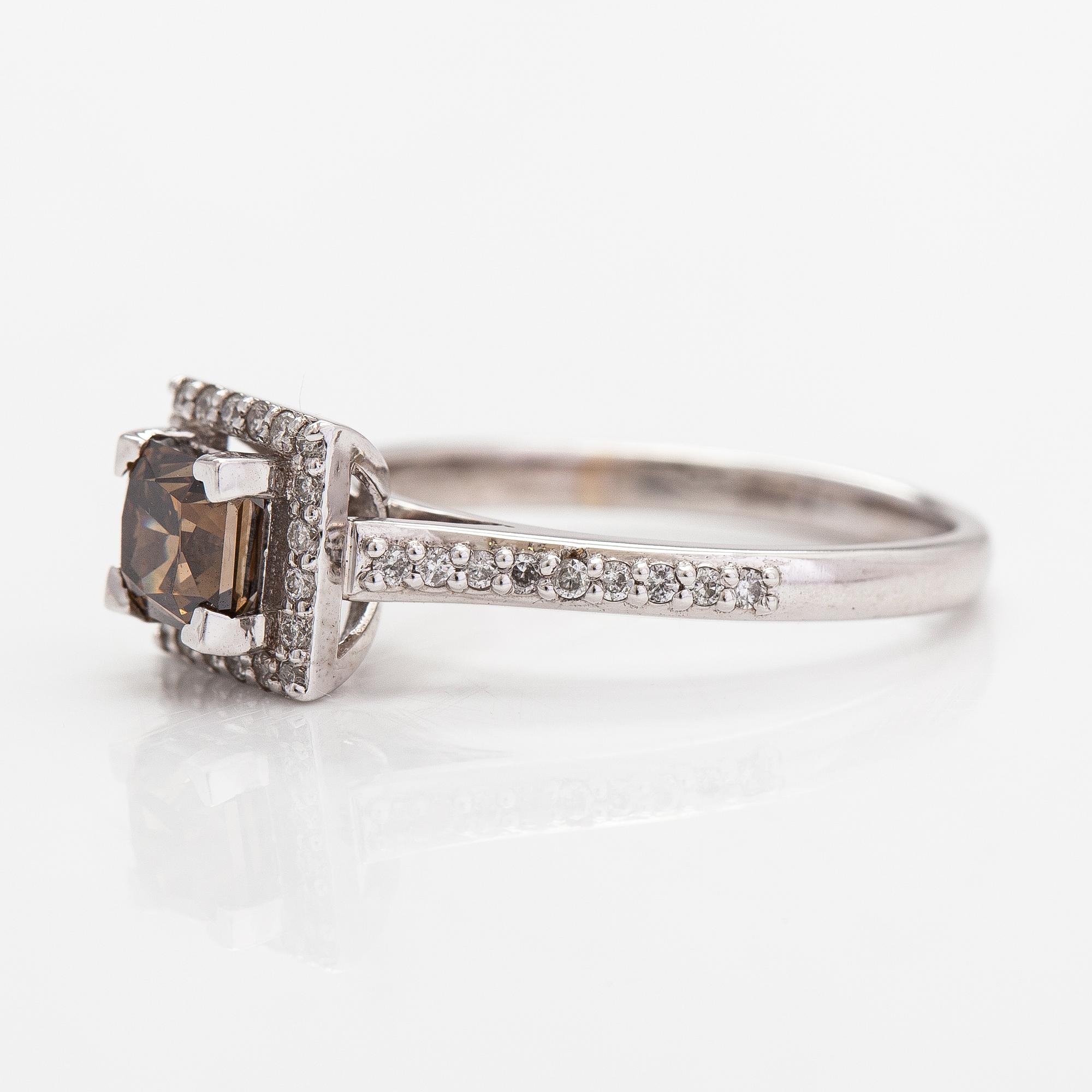 A 14K whitegold ring with diamonds ca. 1.32 ct in total. With AIG certificate.