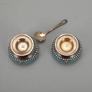 SALTKAR, ett par, samt SKED, förgyllt silver samt cloisonné emalj, Sovjet 1900-talets senare hälft.